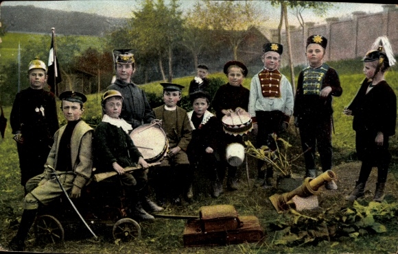 Ak Jungen in Uniformen, Fahne, Pickelhaube, Trommel, Gewehr