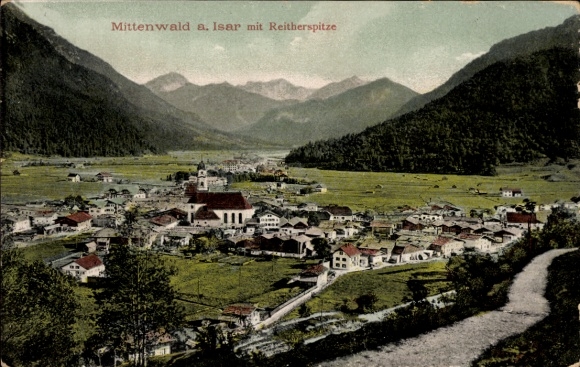 Ak Mittenwald in Oberbayern, Landschaft von  Isar, Reitherspitze, Berge, Häuser