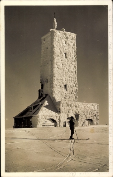 Ak Feldberg im Schwarzwald,  Turm, Schnee, Skifahrer, Aufnahme von Rolf Kellner