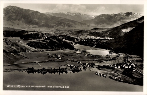 Ak Bühl am Alpsee Immenstadt im Allgäu, Luftaufnahme von Bühl am Alpsee,  Berge im Hintergrund