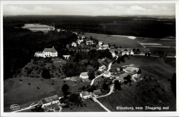 Ak Eisenburg Memmingen in Schwaben, Luftaufnahme von  Landschaft, Häuser, Wald
