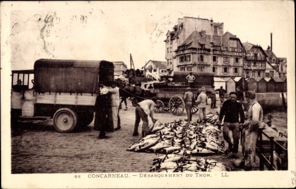 Postcard Concarneau Finistère, fisherman with tuna, transport cart, harbor, building