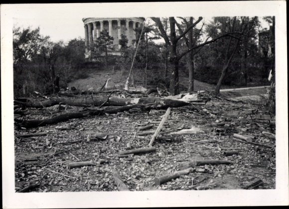 Photo Warszawa Warsaw Poland, lot in Pilsudskipark with grenades, war damage, II WW