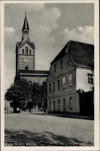 Ak Peitz in Brandenburg, de kerk vanaf de straat gezien, woongebouwen