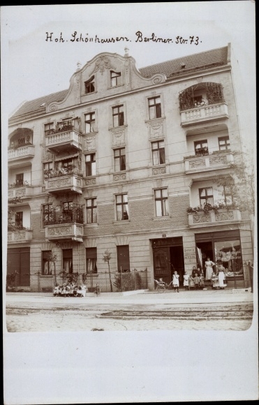 Photo Postcard Berlin Lichtenberg Hohenschönhausen, Berliner Strasse 73, action, residents