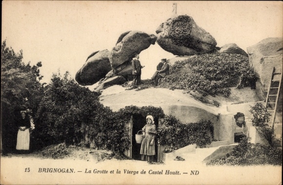 KP Kerlouan Brignogan Finistère, grota z Vierge de Castel Houët, skały, rośliny, ludzie
