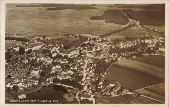 Ak Altshausen in Oberschwaben Württemberg, Luftbild von  Häuser, Felder, Wasserfläche