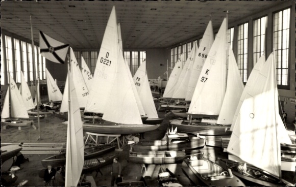 Ak Berlin Zehlendorf Wannsee, Yachten, Segelboote, große Fenster, Sporthalle, Segelsport
