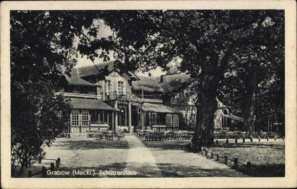 KP Grabow w Meklemburgii, Schützenhaus, taras, drzewa, sielska atmosfera
