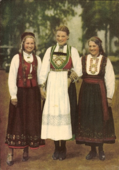 Postcard Norway, Hamarøy, Voss- and Heddalsbunad, young women in Norwegian costume