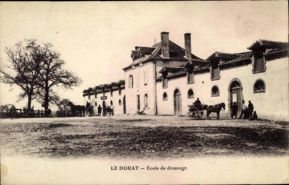 Postcard Le Dorat Haute Vienne, dressage school, building, horses, carriage, view