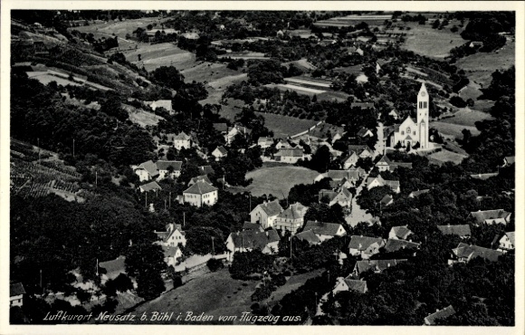 Ak Neusatz Bühl in Baden, Luftaufnahme von Neusatz, Kirche, Häuser, Landschaft