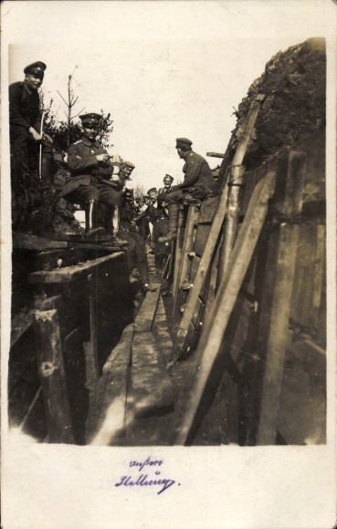 Foto Ak Deutsche Stellung im 1. WK, Schützengraben, Deutsche Soldaten in Uniform