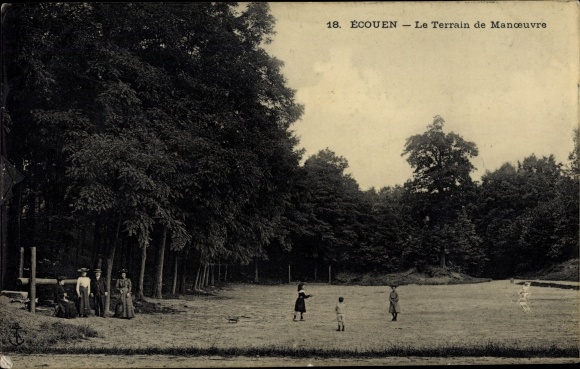 Ak Ecouen Val d’Oise, Le Terrain de Manoeuvre