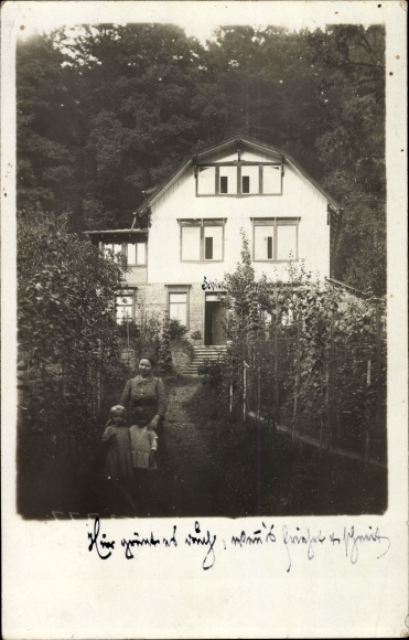 Photo Postcard Neuenbürg an der Enz Black Forest, mother with small children in the garden at the house