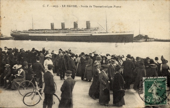 Postcard Le Havre Seine Maritime, departure of the French transatlantic liner France