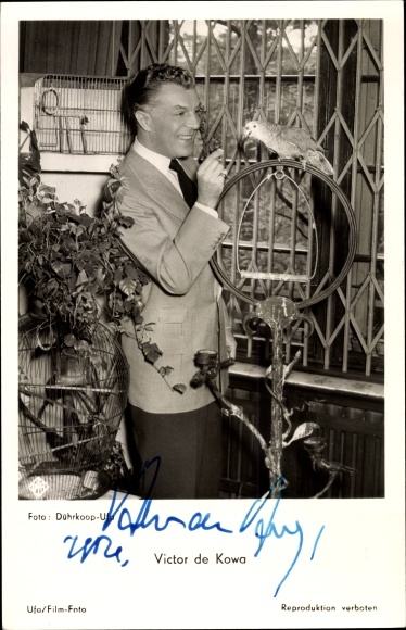 Postcard Actor Victor de Kowa, side portrait with parrot, Dührkoop Ufa, autograph