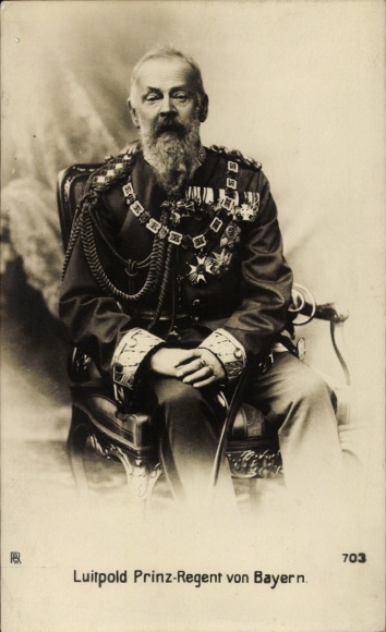 Ak Prinzregent Luitpold von Bayern, Sitzportrait in Uniform, Orden, RPH 703