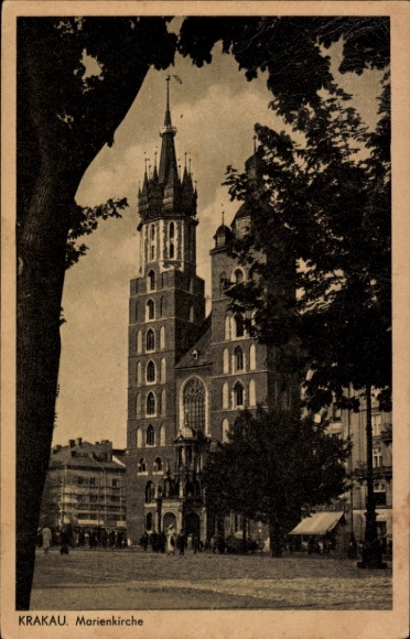 KP Kraków Kraków Polska, Kościół Mariacki, architektura gotycka, drzewa na pierwszym planie