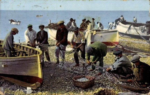 Postcard Men repair fishing nets, rowing boats