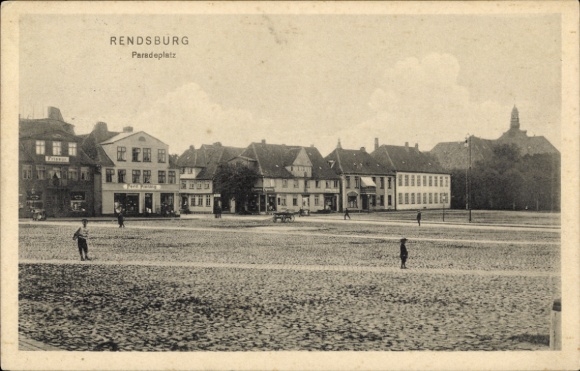 Postcard Rendsburg in Schleswig Holstein, Paradeplatz, shop Ferd. Piening, hairdresser
