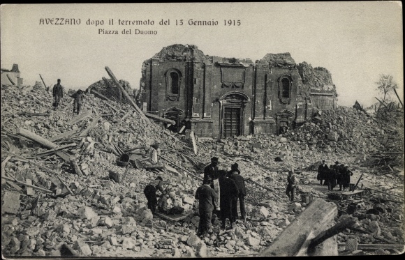 Ak Avezzano Abruzzo, stad na de aardbeving in 1915, Piazza del Duomo