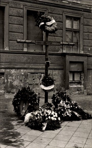 Ak Berlin Wedding, Bernauer Straße, Mahnmal Bernd Lünser, Berliner Mauer