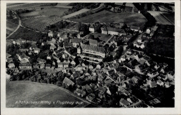 Ak Altshausen in Oberschwaben Württemberg, Luftaufnahme von  Gebäude und Landschaft, Schwarz-Weiß