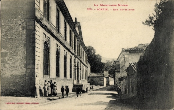 Postcard Sorèze Tarn, La Montagne Noire, Rue St-Martin, buildings, people, black and white photo
