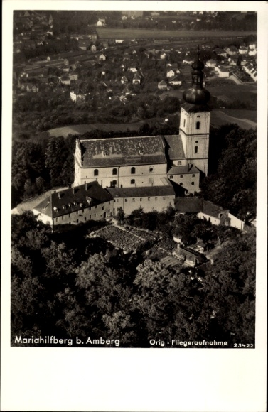 Ak Amberg in der Oberpfalz Bayern, Fliegeraufnahme von Mariahilfberg, Kirche, Bäume, Landschaft