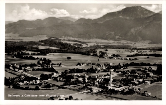 Ak Übersee am Chiemsee, Übersee am Chiemsee, Luftaufnahme, Landschaft, Berge, Kirche