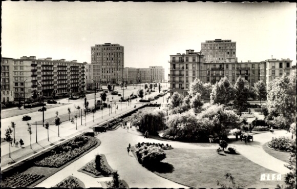 Postcard Le Havre Seine Maritime, city view, Avenue Foch, residential buildings, park landscape