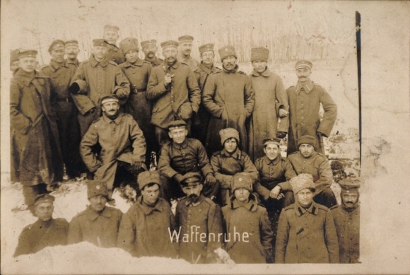 Foto Ak Waffenruhe, Soldaten, Gruppenbild, I. WK