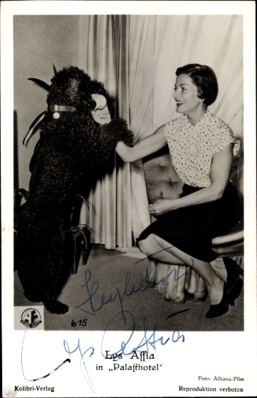 Ak Schauspielerin Lys Assia, Portrait mit Pudel, Palasthotel