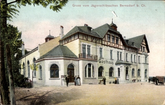 Ak Bernsdorf in der Oberlausitz, Gasthaus Jägerschlösschen,  Architektur, Menschen vor dem Gebäud