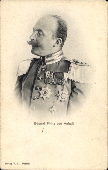 Ak Prins Eduard von Anhalt, portret in profiel, uniform, medaille