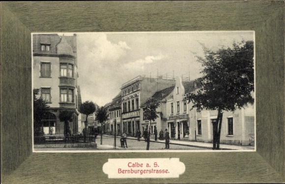Passepartout Ak Calbe an der Saale Sachsen Anhalt, Bernburger Straße, Geschäft