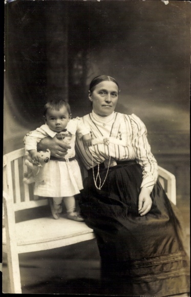 Foto Ak Frau mit Kind, Spielzeug