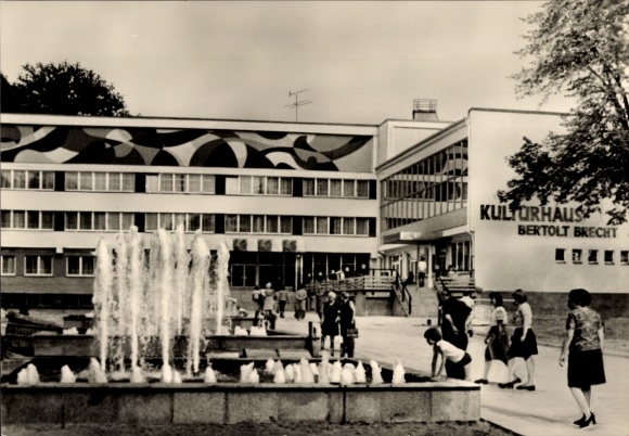 Ak Bischofswerda in Sachsen, Kulturhaus Bertolt Brecht, Brunnen, Menschen, Architektur