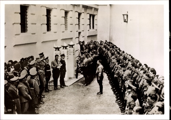 Photo Heinrich Hoffmann, Laying of a wreath at the three pylons in the Vienna district court, SA men, 1939