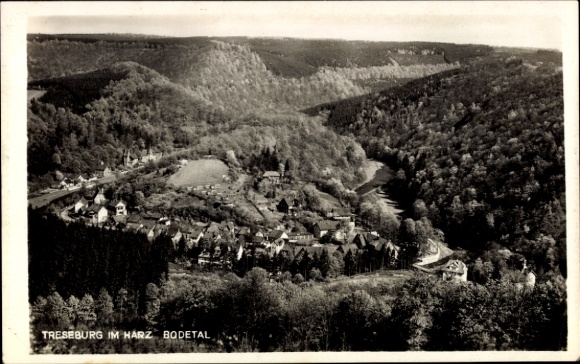 Ak Treseburg Thale im Harz, Landschaftsaufnahme, Berge, Tal, Ort Treseburg, Schwarz-Weiß-Fotograf