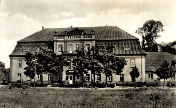 Postcard Kirchhain in Niederlausitz, black and white building, several trees, meadow, architecture