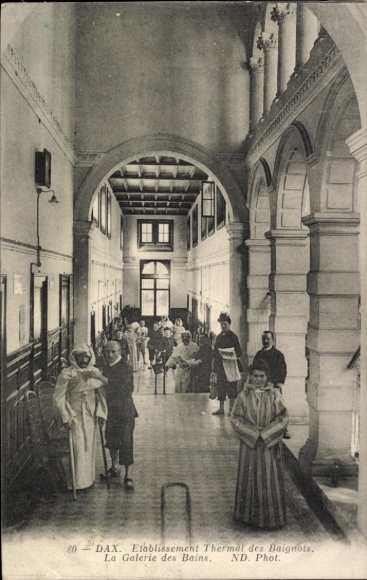 Postcard Dax Landes, thermal baths, Galerie des Bains, architecture, people in Renaissance clothing