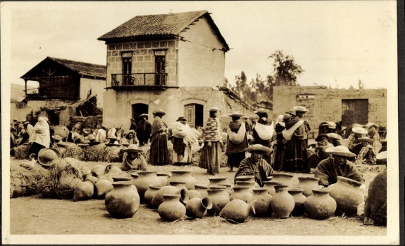 Photo South America, Indians on a marketplace, pottery