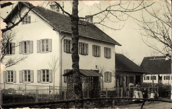 Photo Postcard Langerringen in Swabia, people in front of a residential building