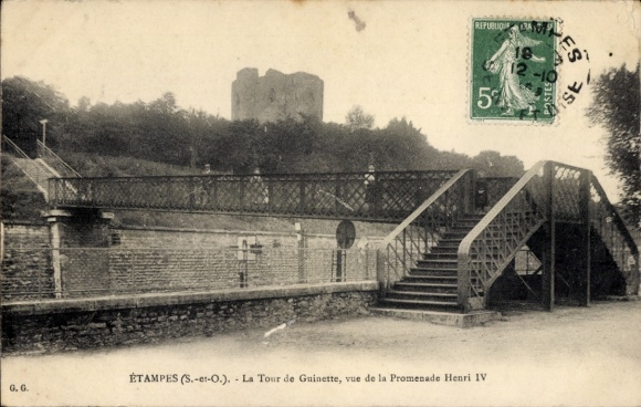 Ak Étampes Essonne, La Tour de Guinette, Promenade Henri IV, Treppenaufgang, Burg im Hintergrund