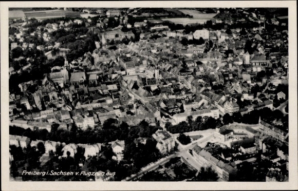 Ak Freiberg in Sachsen, Luftaufnahme von Freiberg, viele Dächer, teils  Architektur