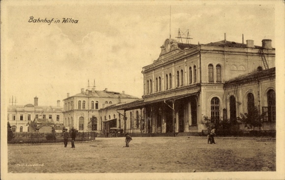 Postcard Vilnius Wilna Lithuania, view of the train station, street side
