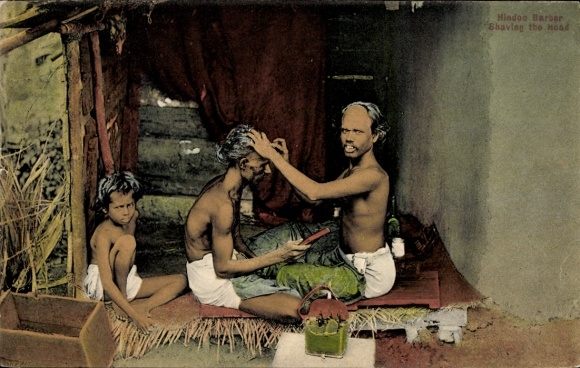 Ak Hindu-Friseur beim Rasieren des Kopfes