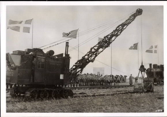 Photo Hoffmann, Heinrich, start of construction of Vogelfluglinie Germany Denmark, Bagger, HJ, Sept. 1941